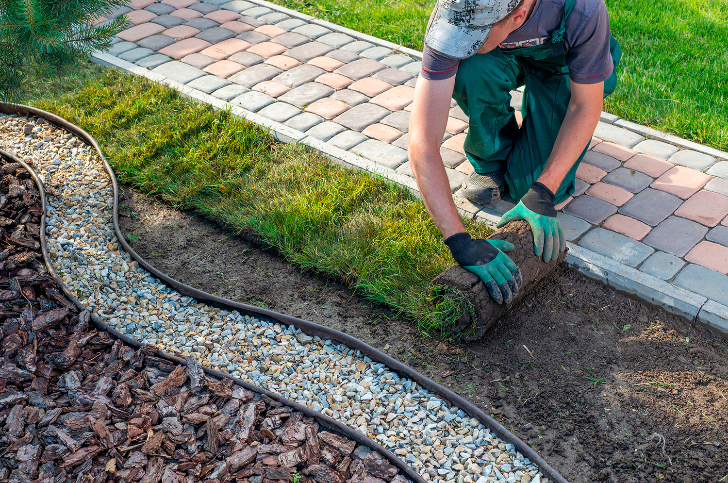 Cordes-Rasen-Rollrasen-Quer-1-Pflasterung-Rasenkanten-Kiesstreifen-Mulch